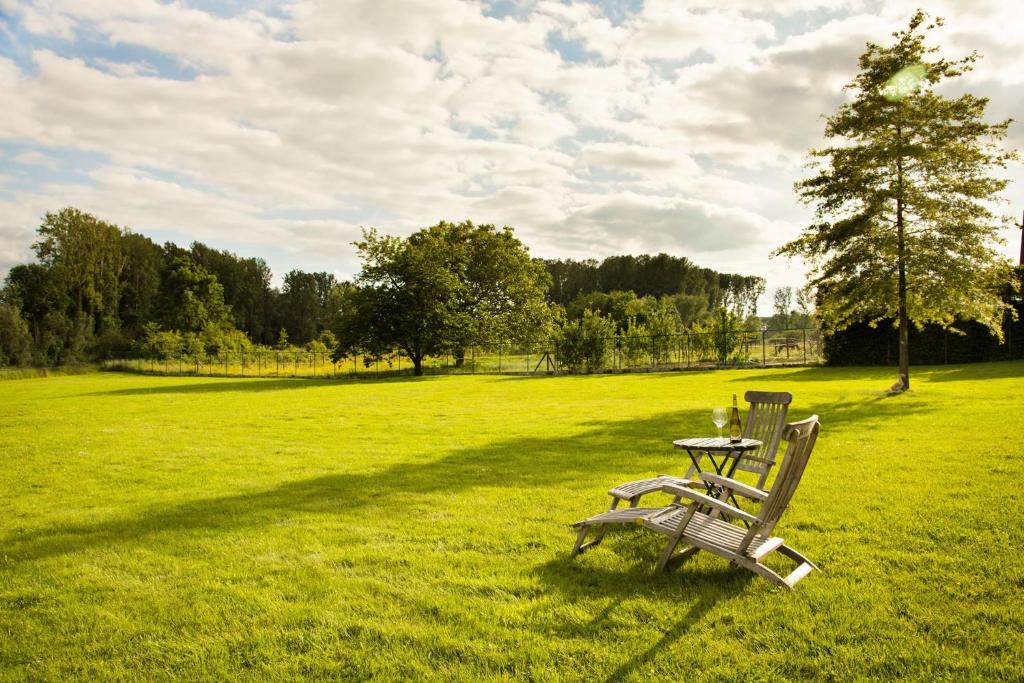 una mesa y dos sillas sentadas en un campo en 'T Dagwant, en Geraardsbergen