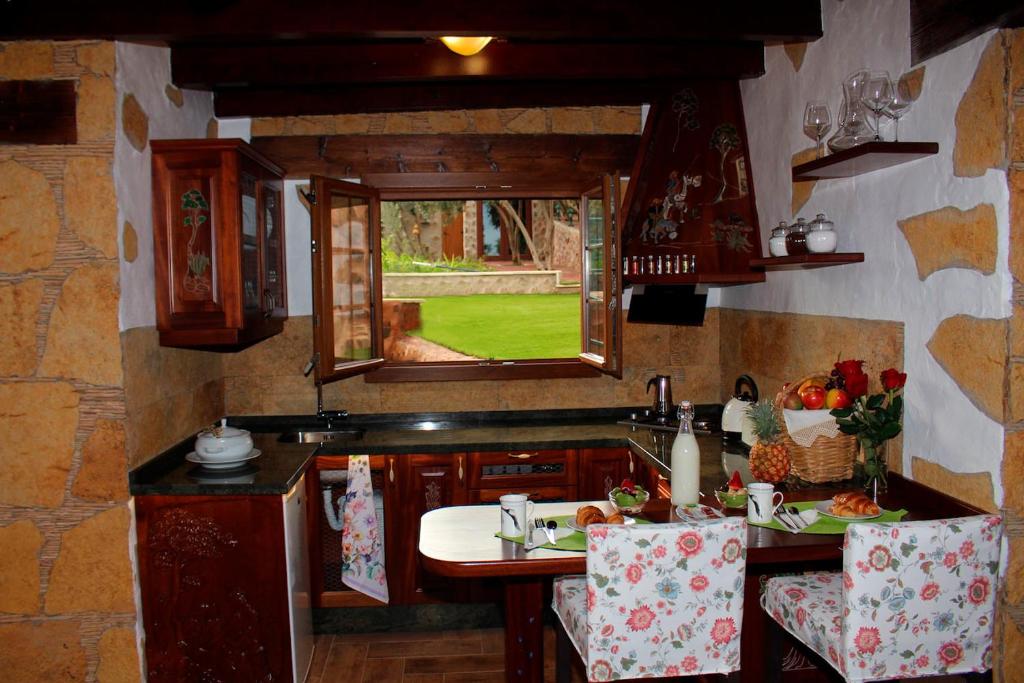 - une cuisine avec un comptoir et une fenêtre dans une pièce dans l'établissement Villa Cantos Colorados, à Ingenio