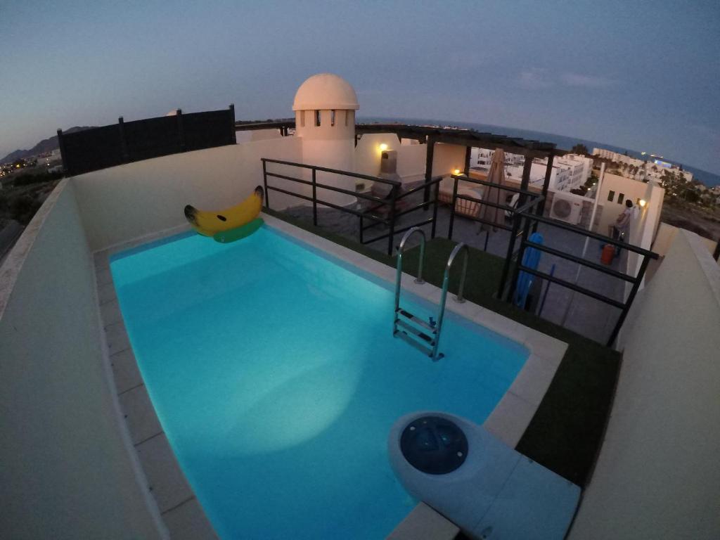 ein Schwimmbad auf dem Dach eines Hauses in der Unterkunft Àtico Turistico Sperience con Piscina Privada in Vera