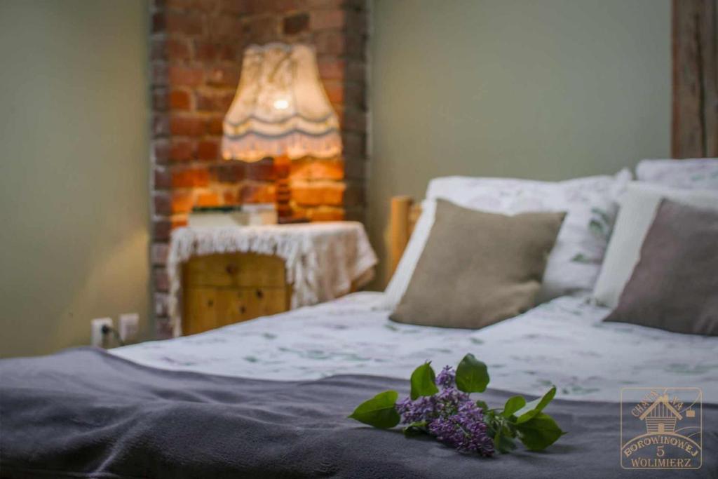 sypialnia z łóżkiem z kwiatami w obiekcie Chata na Borowinowej w mieście Wolimierz
