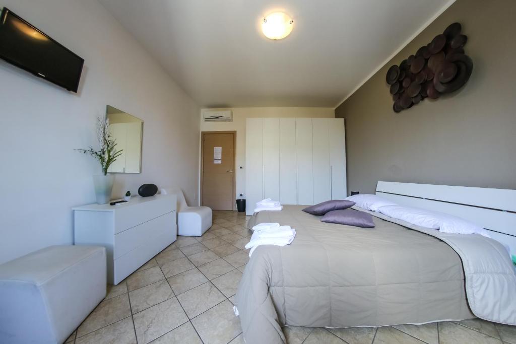 ガリポリにあるB&B Dimore Sonore Gallipoliのベッドルーム(大型ベッド1台、ソファ付)