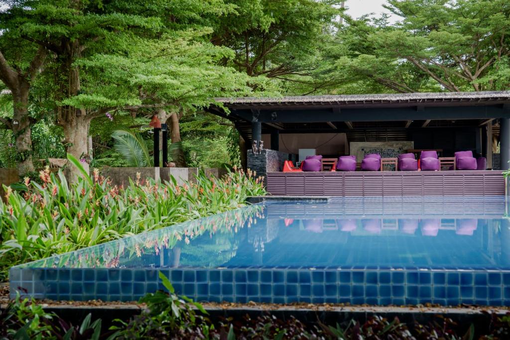 Bazén v ubytování Seavana Koh Mak Beach Resort nebo v jeho okolí