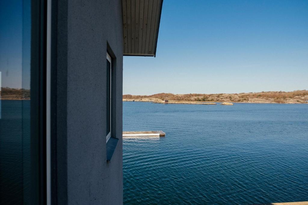 einen Blick auf einen großen Wasserkörper aus einem Gebäude in der Unterkunft Hotel Isbolaget in Donsö