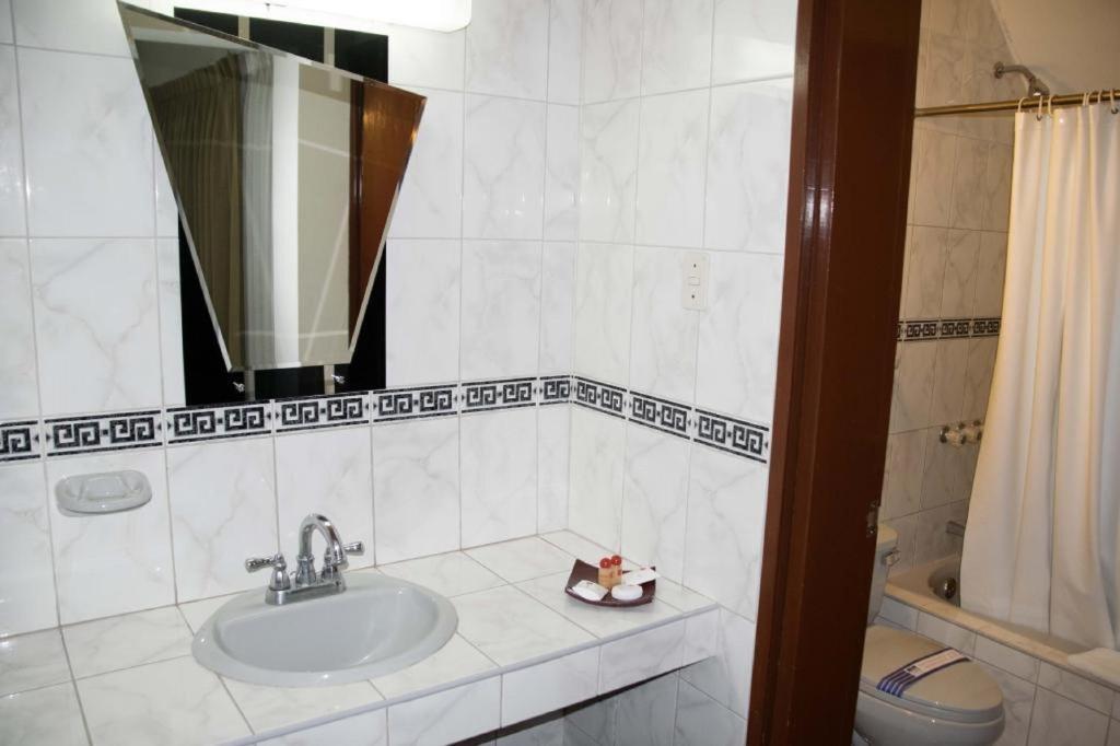 un baño con lavabo e inodoro en DM Hoteles Nasca, en Nazca