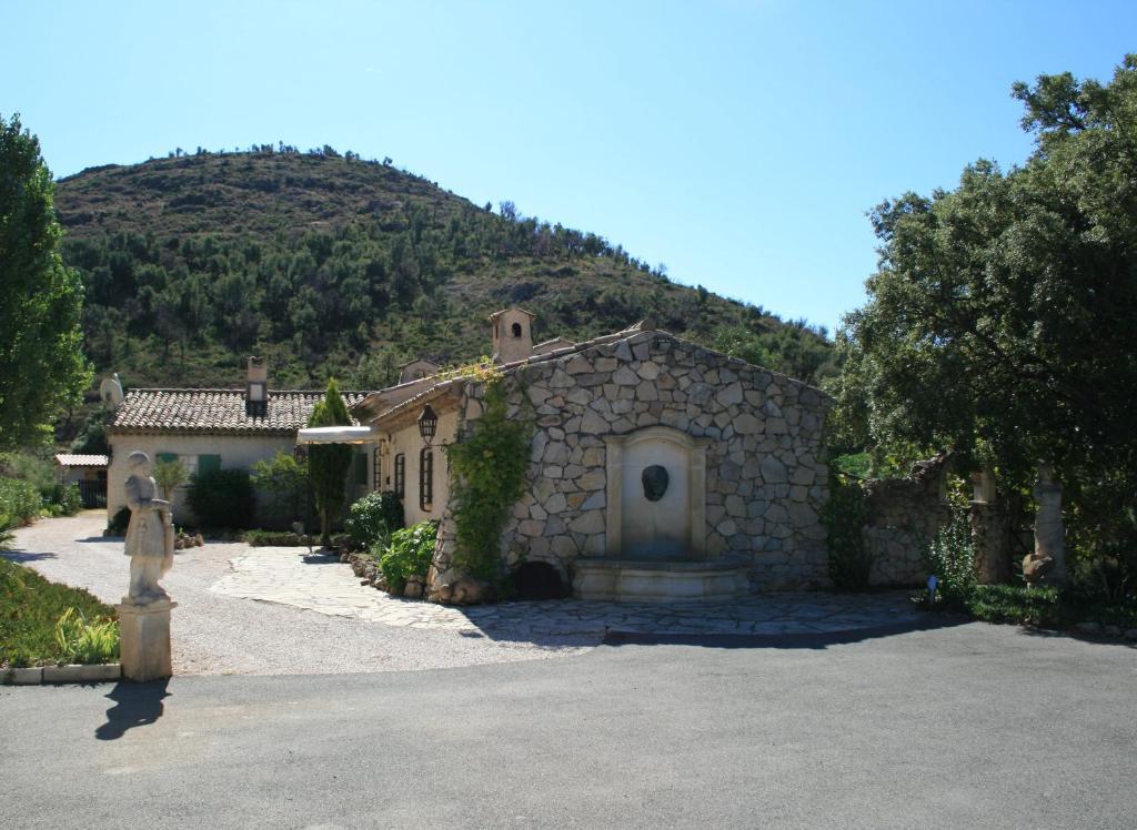 a stone building with a mountain in the background at Les Amandiers - 5 km de la plage in Sainte-Maxime