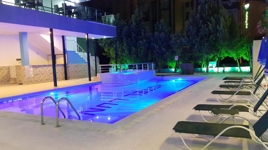 bedava floert madrid parlak siyah pantolon