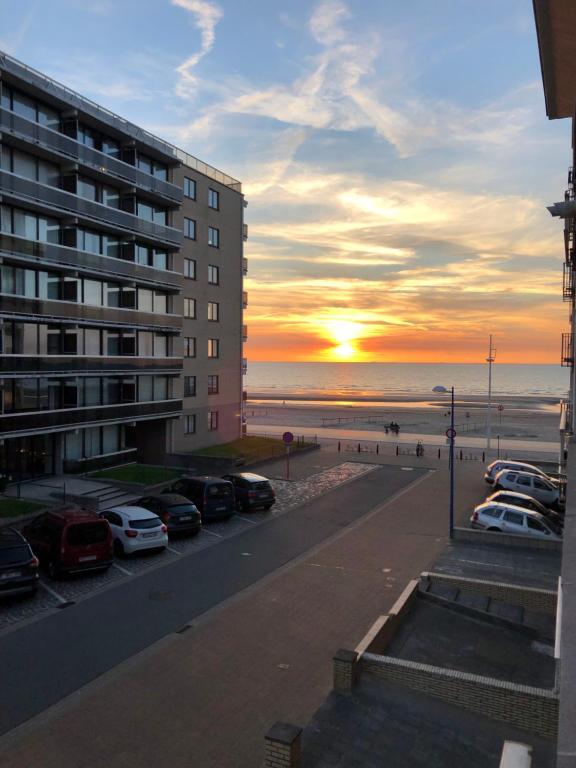 a view of a beach with cars parked in a parking lot at « Les 3 Moussaillons » appartement 2 ch Coxyde in Koksijde