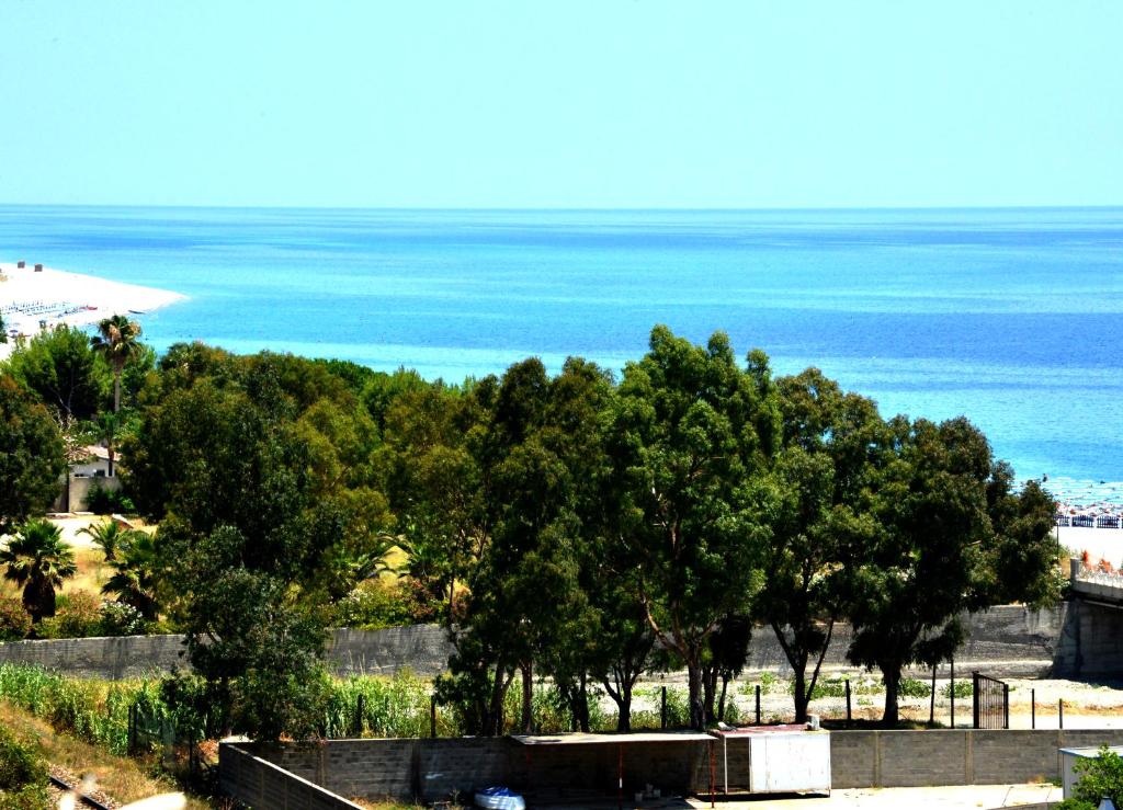 uma vista para a praia e para o oceano em Holiday Home Marina em Marina di Gioiosa Ionica