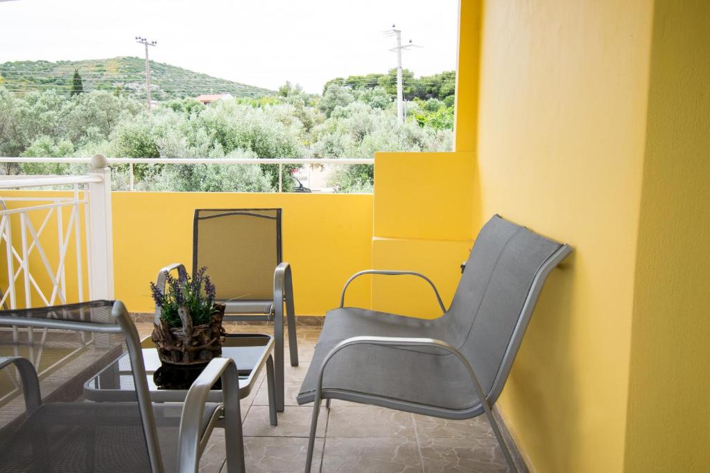 Balkón nebo terasa v ubytování Sunset Apartments Free shuttle from Athen's Airport