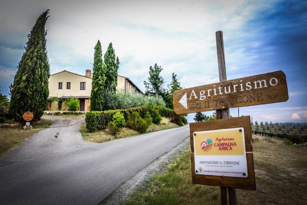 um sinal de rua no lado de uma estrada em Agriturismo Il Torrione em Certaldo