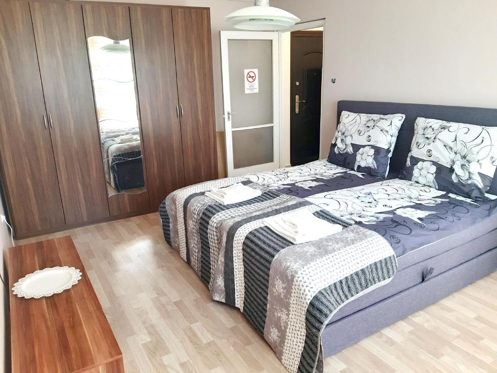 een kleine slaapkamer met een bed en een tafel bij Katica Apartman in Miskolc