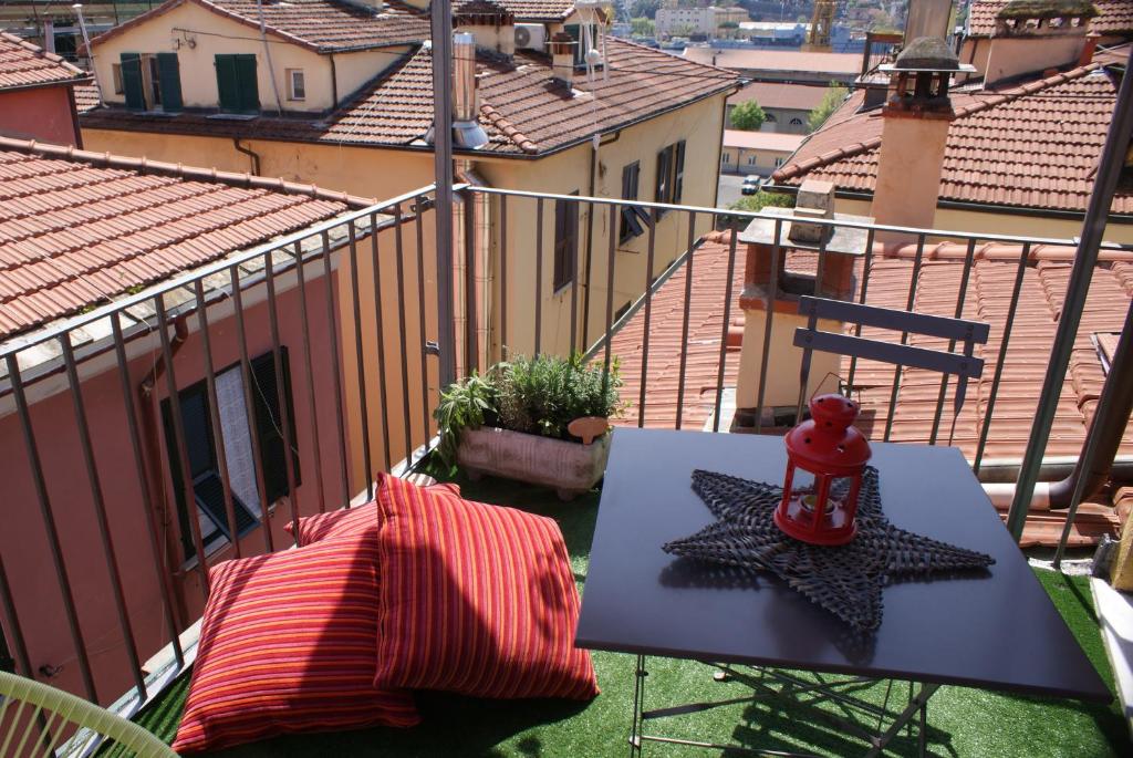 ラ・スペツィアにあるSotto Le Stelleの市街の景色を望むバルコニー(テーブル付)