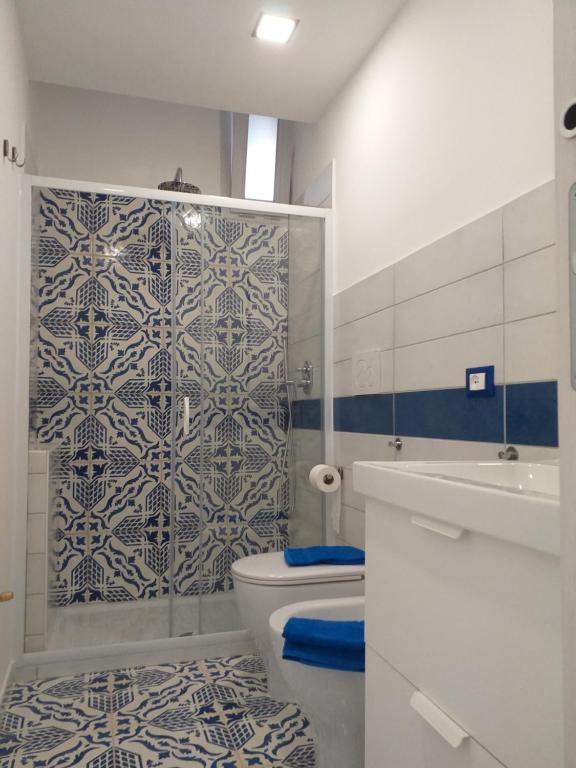 A bathroom at La finestra sul cortile