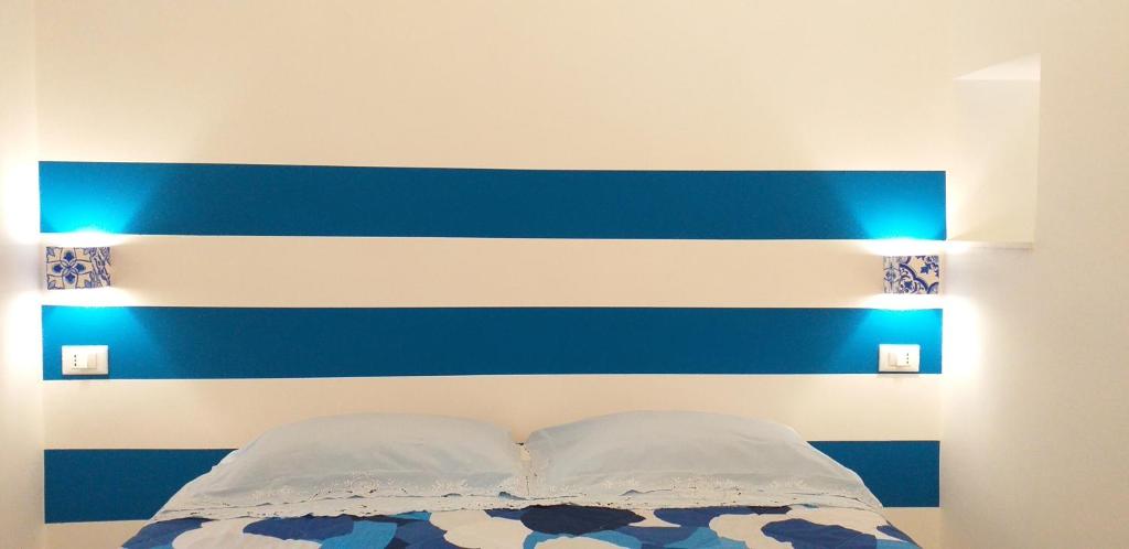 A bed or beds in a room at La finestra sul cortile