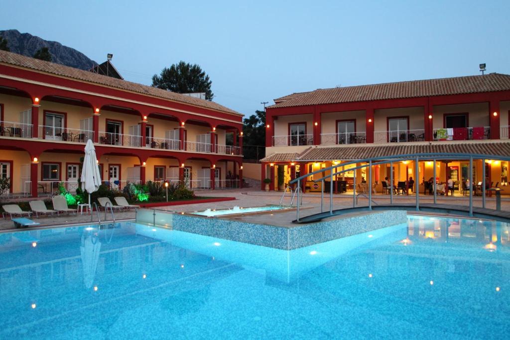 uma grande piscina em frente a um edifício em Elektra Hotel em Paleros