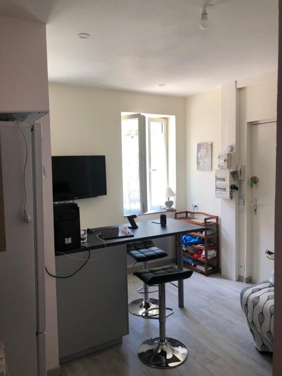 Habitación con escritorio y ordenador. en appartement lisieux calme très bien équipé, en Lisieux