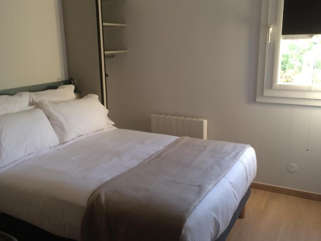 Postel nebo postele na pokoji v ubytování Hôtel Azur