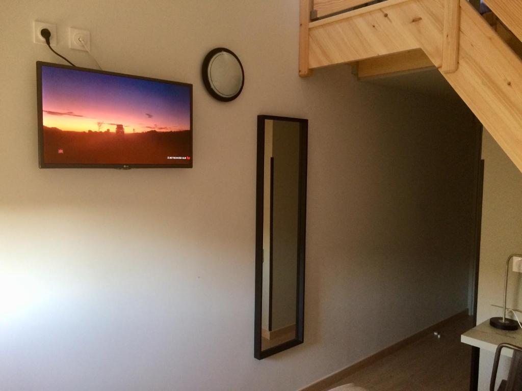 TV a/nebo společenská místnost v ubytování Hôtel Azur