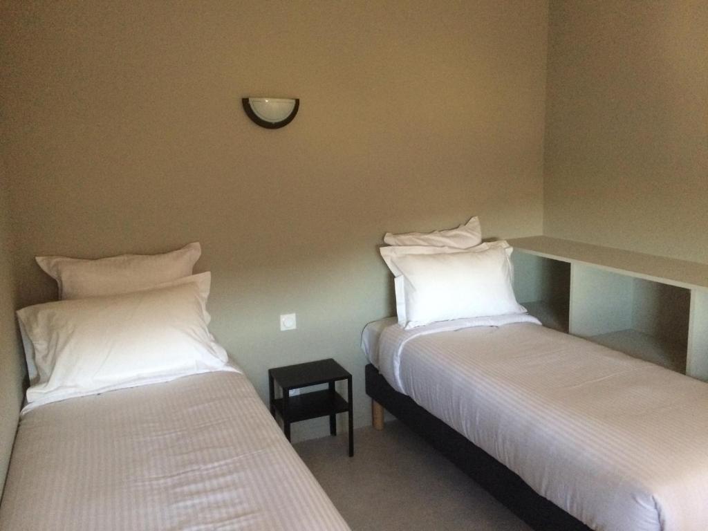 Postel nebo postele na pokoji v ubytování Hôtel Azur