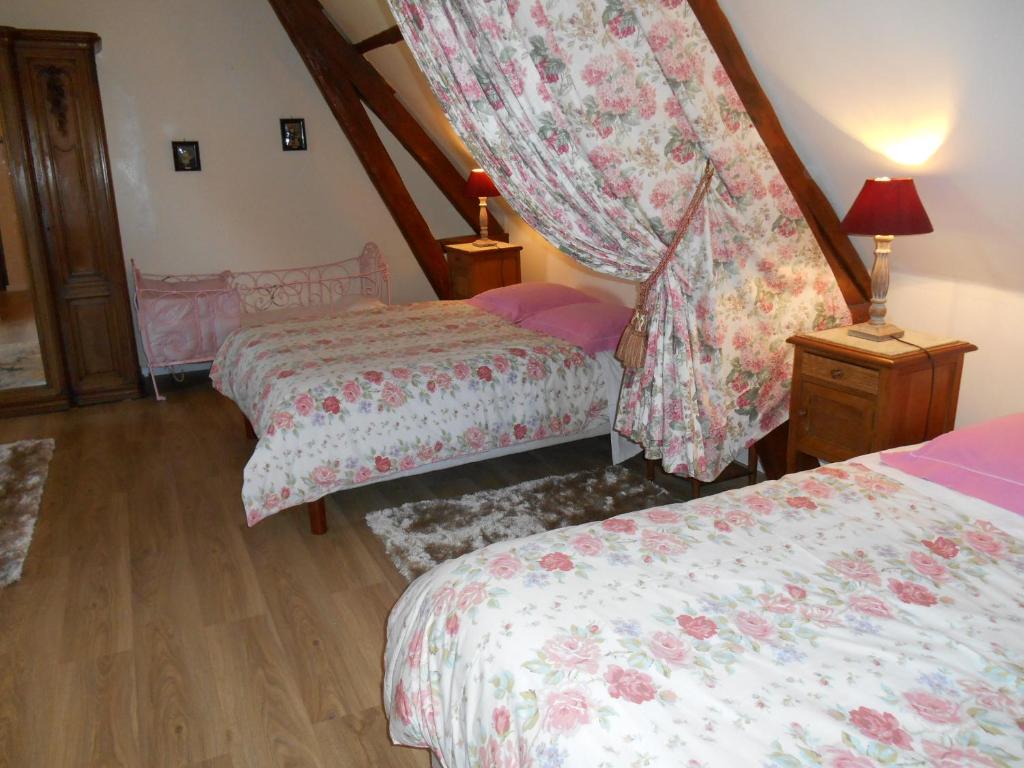 Кровать или кровати в номере Chambres d'hôtes ''La Grand' Maison''