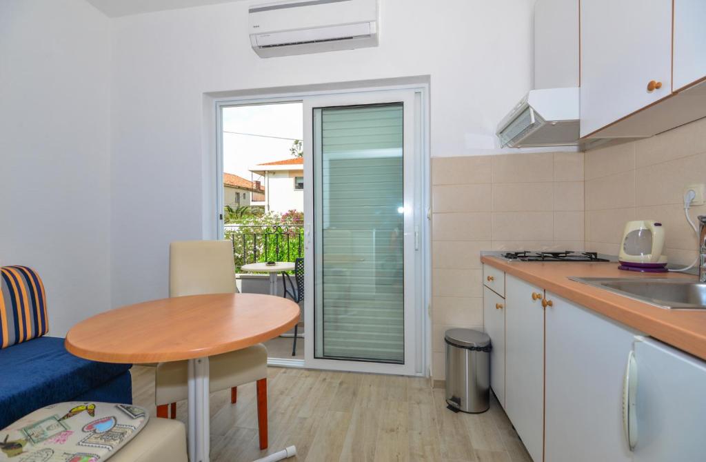 Kuchyňa alebo kuchynka v ubytovaní Apartmani Dina