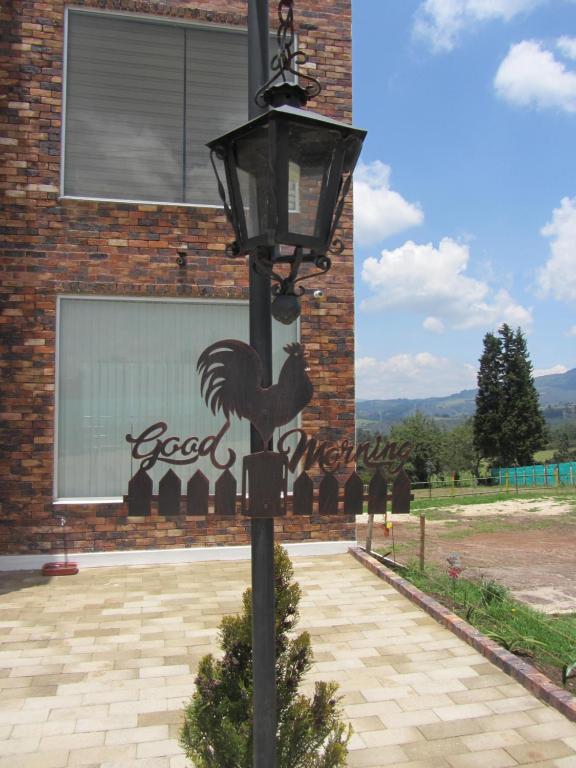 una luz de la calle frente a un edificio de ladrillo en Posada Rural, Colinas y Senderos, en Paipa