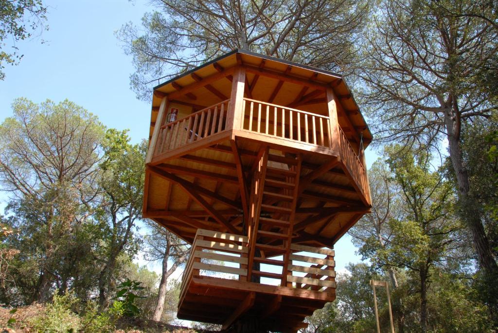 una casa en el árbol en medio de un bosque en Cabanes Dosrius en Canyamás