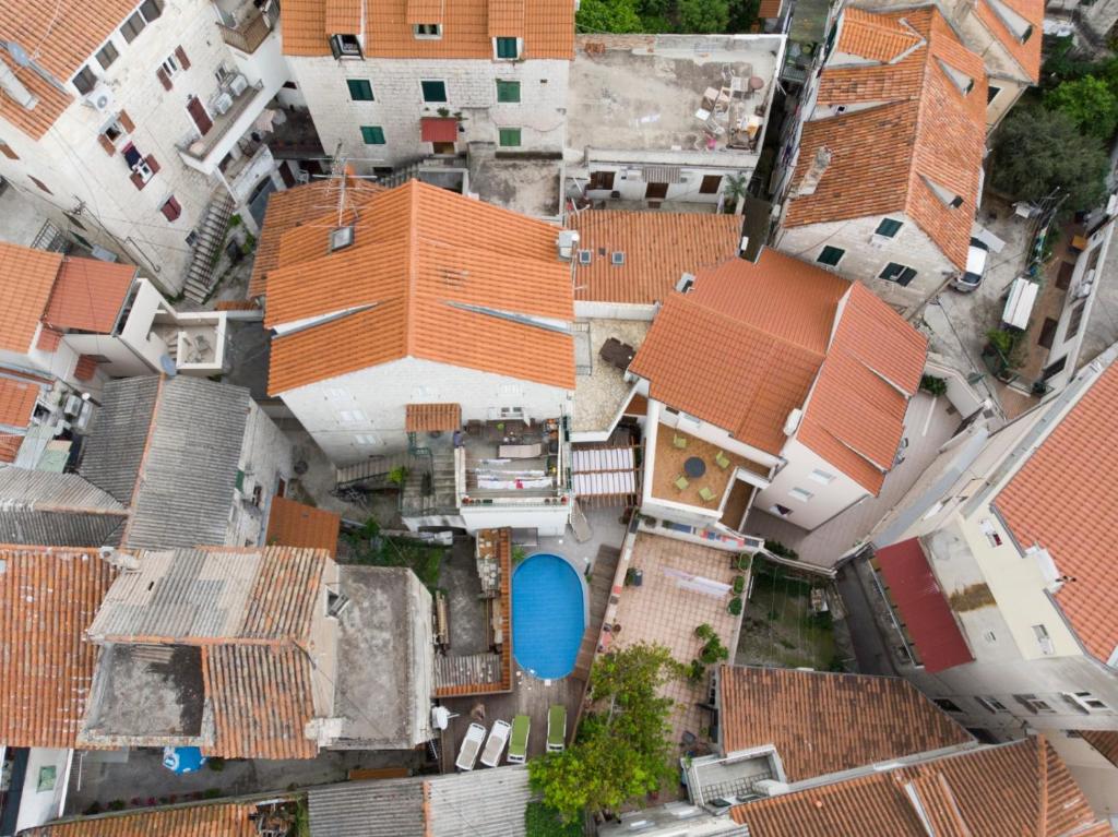 Bazén v ubytování Elena Rooms nebo v jeho okolí