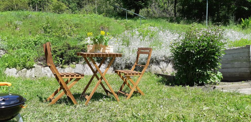 a table and two chairs and a table with flowers on it at Apartament przy Mickiewicza in Stronie Śląskie