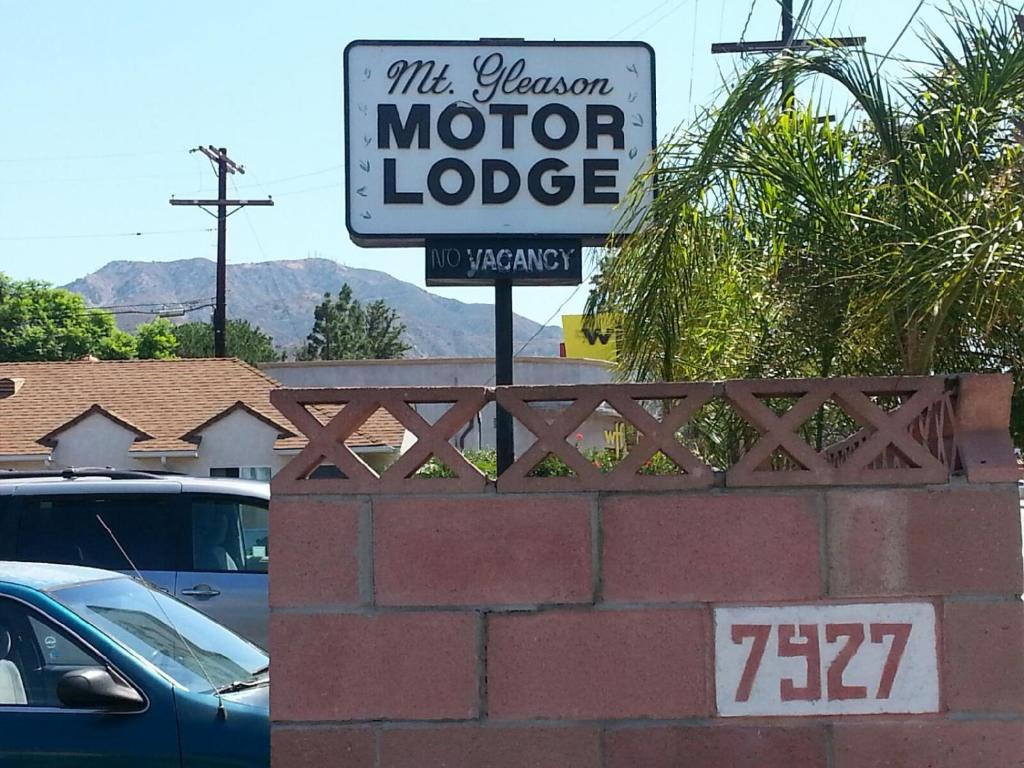 a sign for a motor lodge on top of a brick wall at Mt. Gleason Motorlodge in Sunland