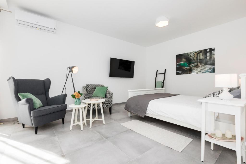 Televízia a/alebo spoločenská miestnosť v ubytovaní Valbay Residence