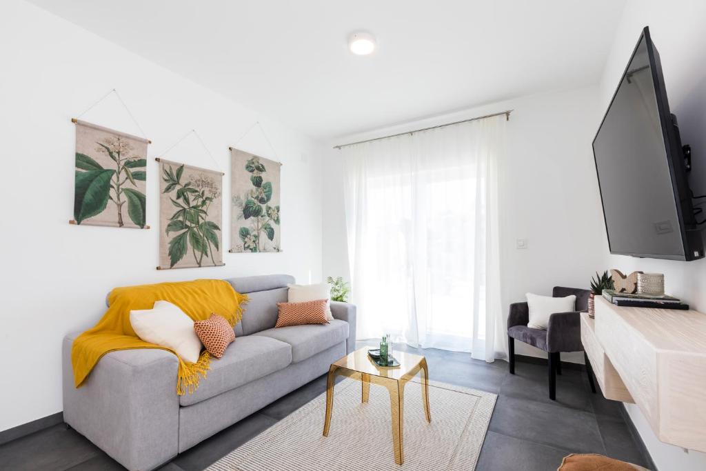 Televízia a/alebo spoločenská miestnosť v ubytovaní Valbay Residence