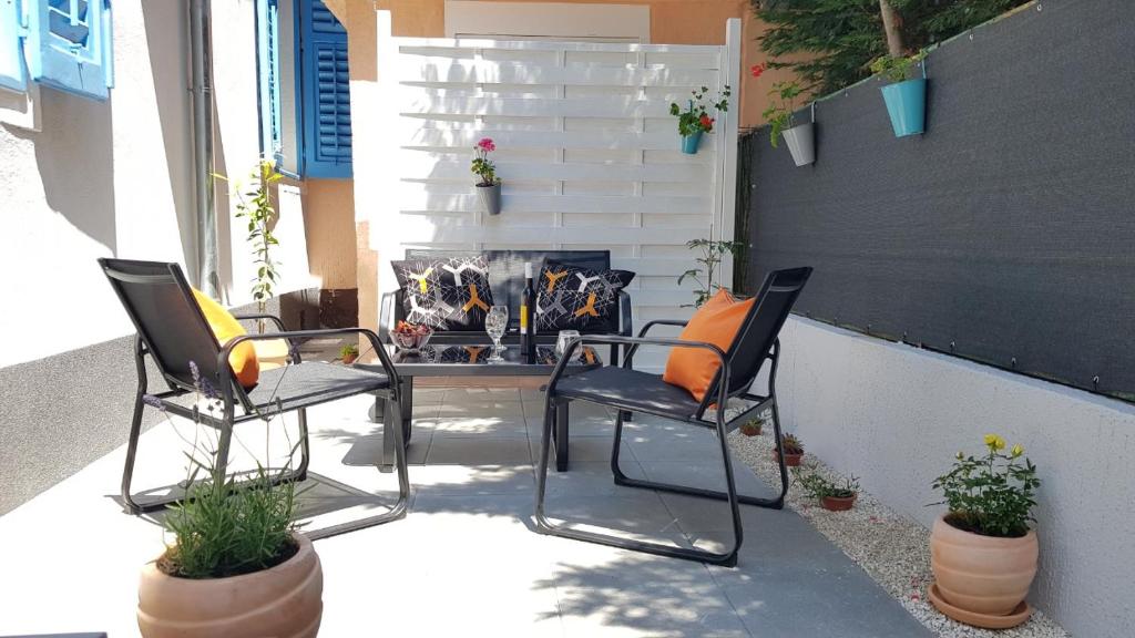 duas cadeiras e uma mesa em frente a uma lareira em Holiday home Blue door in Pula em Pula