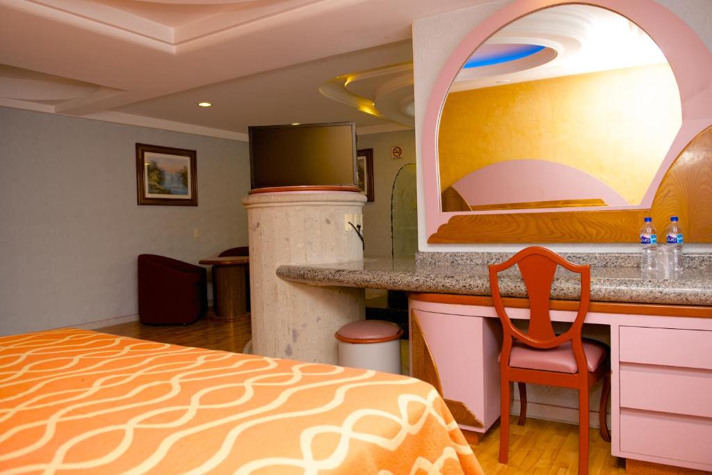 een kamer met een keuken met een aanrecht en een tafel bij Hotel Cuba in Mexico-Stad