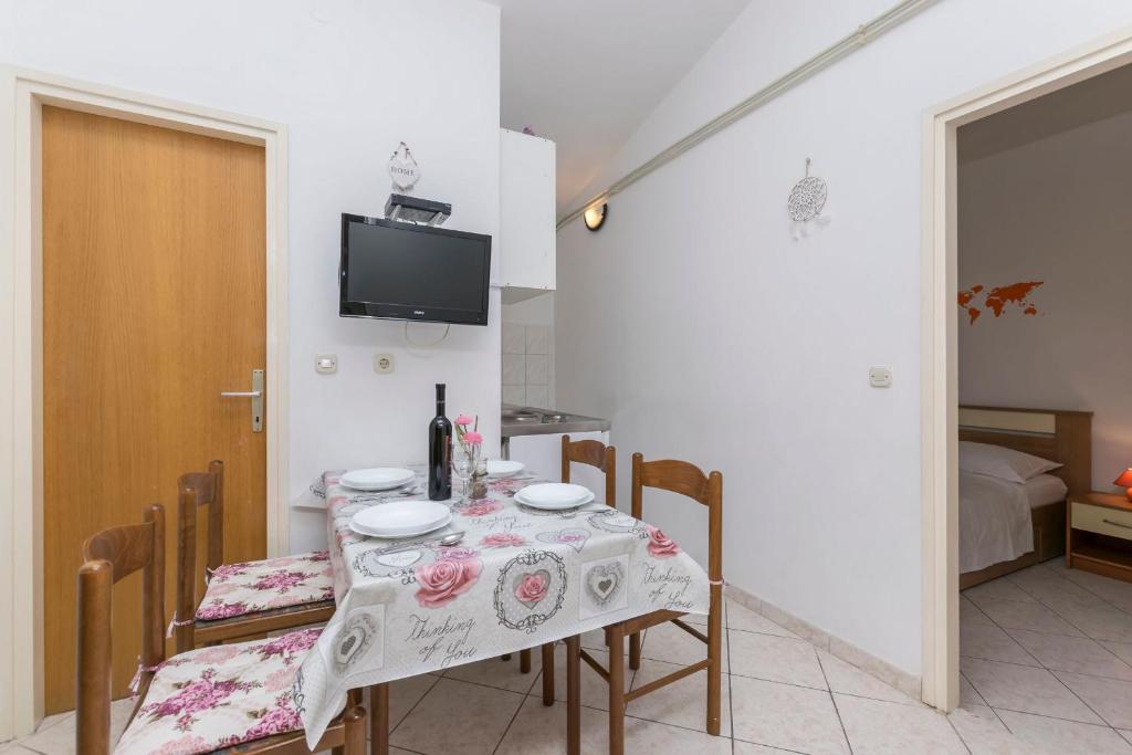 Televízia a/alebo spoločenská miestnosť v ubytovaní Apartments Miroslava