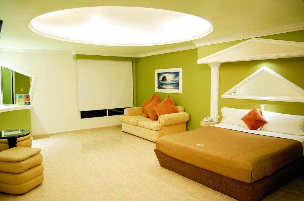 1 dormitorio con 1 cama y 1 sofá en una habitación en Hotel Porto Novo en Veracruz