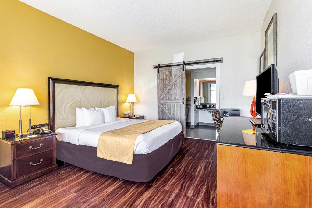 Quality Inn Boca Raton University Area - King Room - Disability Access/Non-Smoking