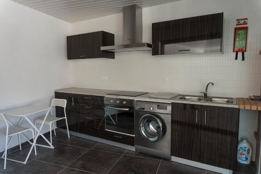 Kuchyň nebo kuchyňský kout v ubytování Casa Guarda Rios - São Pedro do Sul