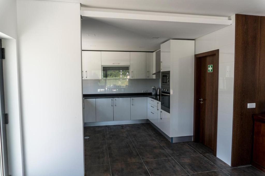 Kuchyň nebo kuchyňský kout v ubytování Casa Guarda Rios - São Pedro do Sul