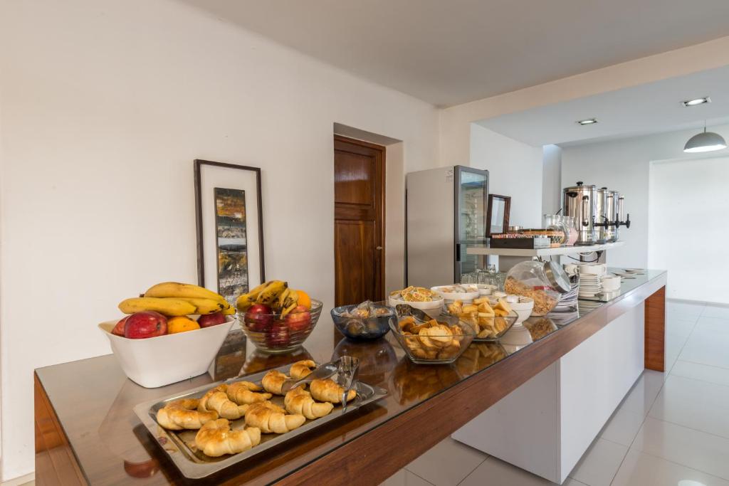 un buffet con tazones de comida en un mostrador en Hotel Ritz en Alta Gracia