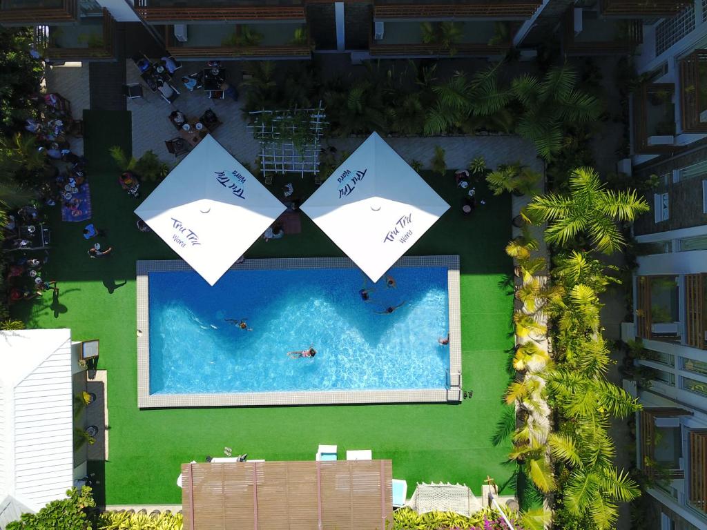 una vista aérea de una piscina con personas nadando en The Sanctuary Hotel Resort Spa, en Port Moresby