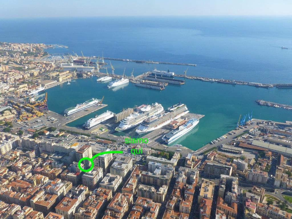 una vista aérea de un puerto con barcos en el agua en LA FINESTRA SUL PORTO en Palermo