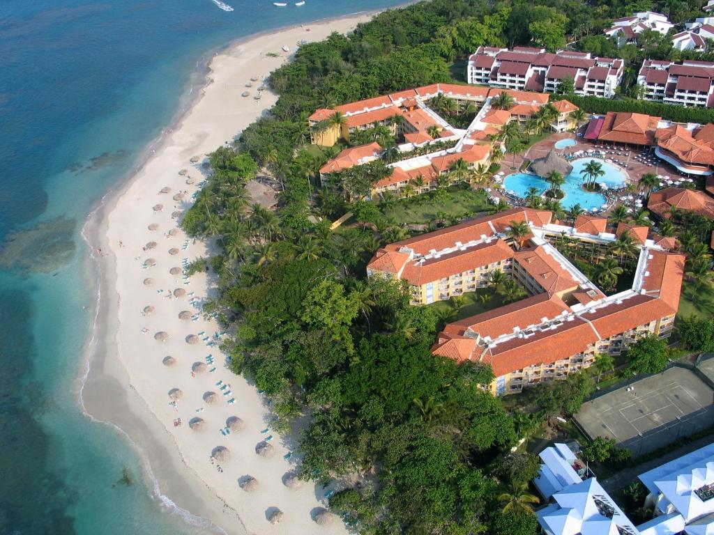 z powietrza widok na ośrodek na plaży w obiekcie VH - Gran Ventana Beach Resort w mieście Puerto Plata