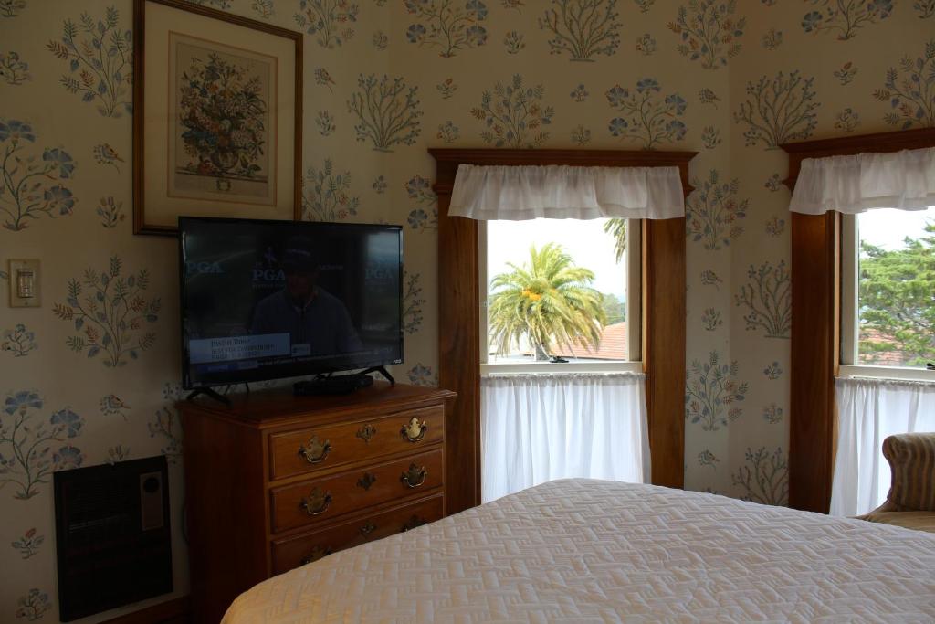 Pacific Grove Inn - Suite Queen Deluxe