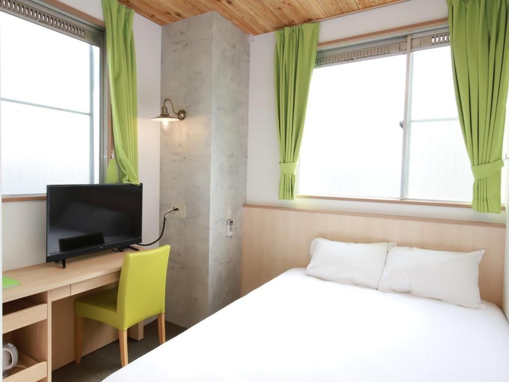 Postel nebo postele na pokoji v ubytování Hiroshima Peace Hotel