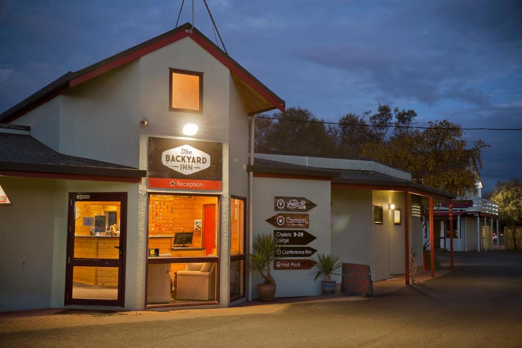 Smoke Lake Hot Springs Lodge & Camp - Resim 9