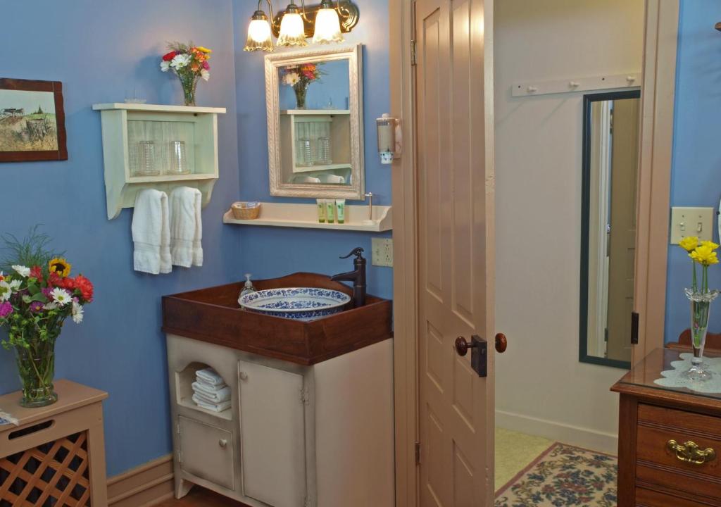 1825 Inn Bed and Breakfast photo