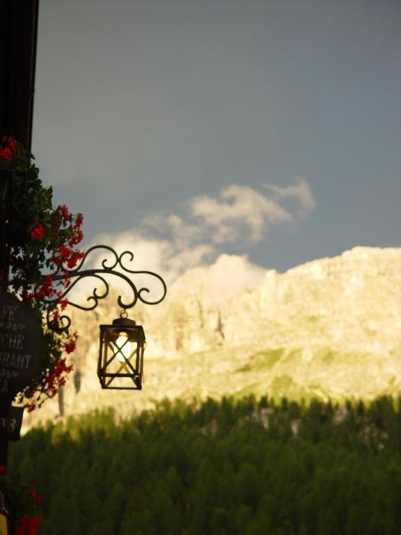 Vista generica sulle montagne o vista sulle montagne dall'interno dell'hotel