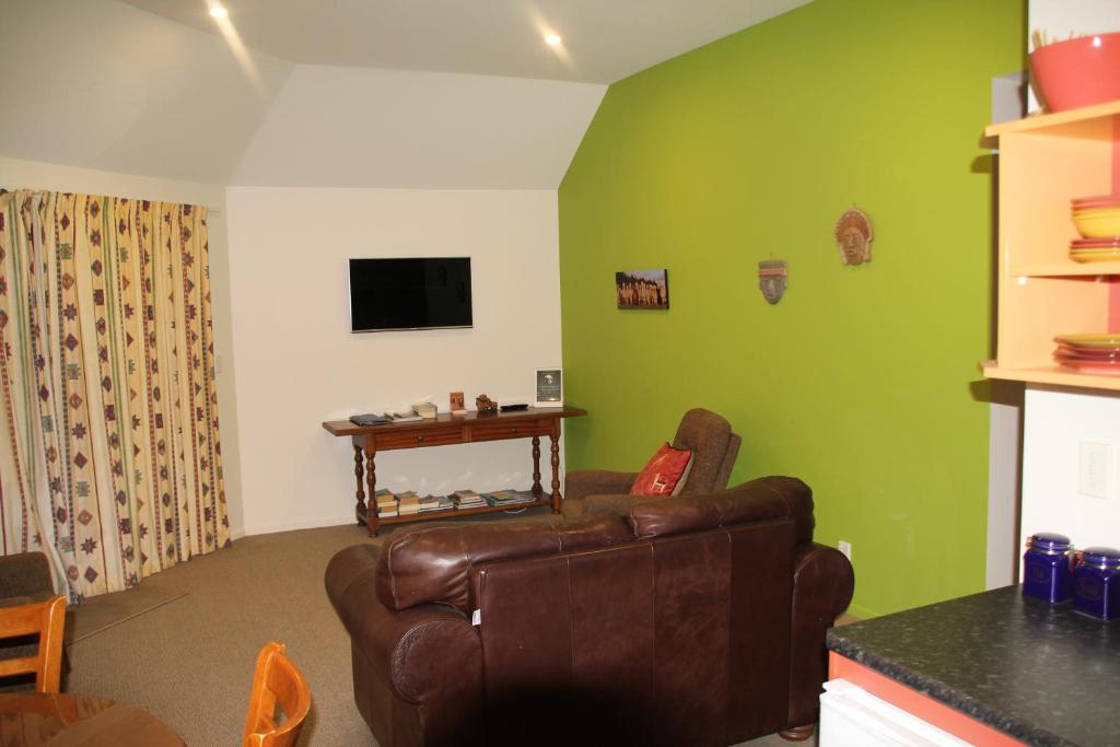 TV a/nebo společenská místnost v ubytování Silverstream Alpaca Farmstay & Tour