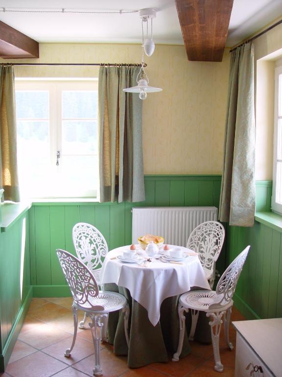 una sala da pranzo con tavolo e sedie di Quinz - Locanda Al Lago a Misurina